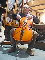 Majstor Stevan Rakić svira svoje violončelo u prodavnici u Novom Sadu