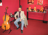 Stevan Rakić na izložbi Cremona Mondomusica 2008 sa violončelom i tri violine