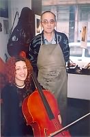 Aleksandra Đurić svira violončelo pored Stevana Rakića