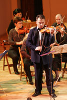 Mihal Budinski svira violinu na koncertu U čast instrumentu 2005