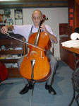 Stevan Rakić svira violončelo u svojoj radnji u Novom Sadu