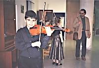 Robert Lakatoš svira violinu
