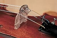 Sordina od žice montirana na violinu