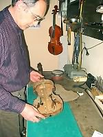 Majstor Stevan Rakić popravlja violinu u radionici u Novom Sadu