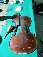 Polomljena zvučnica violine u radionici Stevana Rakića