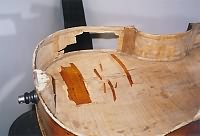 Polomljena violina na reparaciji u radionici Stevana Rakića